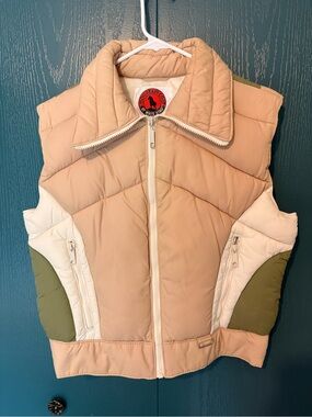 Vintage Mountain Goat Quilted Puffer Vest in Beige, White & Olive